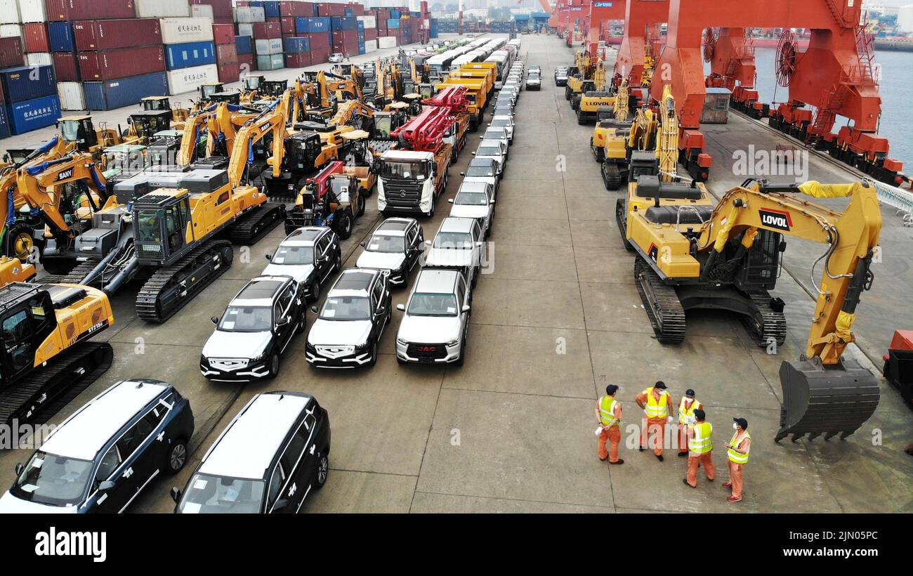 Qingdao. 7th ago 2022. La foto aerea scattata il 7 agosto 2022 mostra i veicoli commerciali prima della loro spedizione su una nave da carico ro-ro per partire per l'Africa al Porto di Qingdao, nella provincia di Shandong della Cina orientale. Fino a quest'anno, il volume di esportazioni di veicoli commerciali dal porto di Qingdao è cresciuto di oltre il 90% su base annua. Credit: Li Ziheng/Xinhua/Alamy Live News Foto Stock