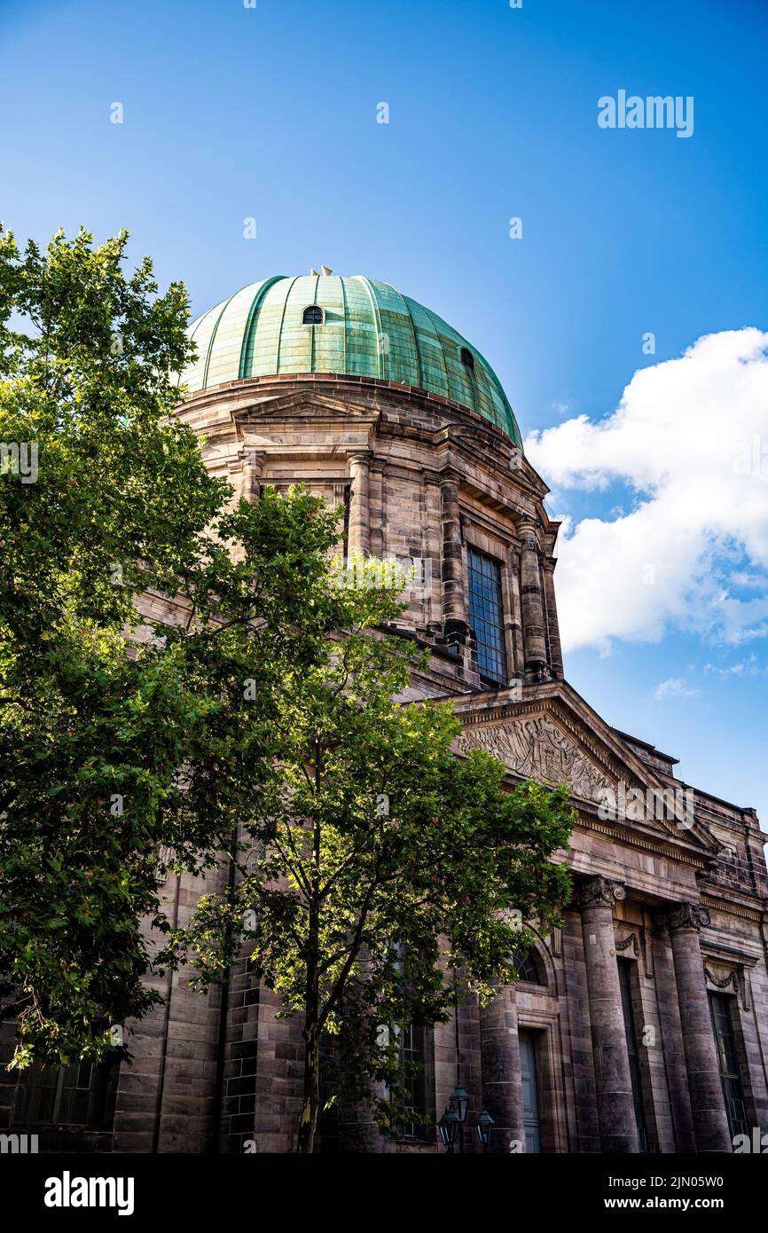 Una foto verticale della Chiesa di Santa Elisabetta a Norimberga, Germania Foto Stock