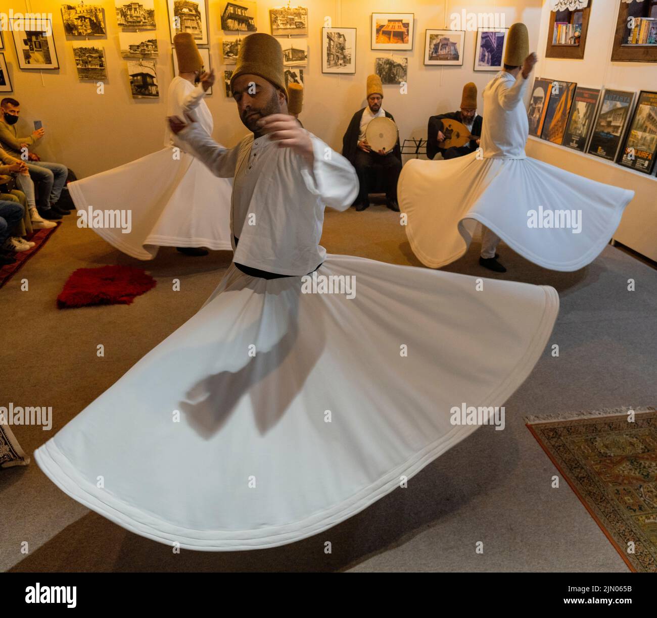 Il sufi è una forma di meditazione fisicamente attiva che ha origine in alcuni gruppi Sufi, e che è ancora praticata dai sufi Dervisci dell'Ordine Mevlevi e da altri ordini come il Rifaa'i-Marufi. Si tratta di una pratica consueta di meditazione eseguita all'interno della sema, o cerimonia di culto, attraverso la quale i dervisci mirano a raggiungere la fonte di ogni perfezione, o karma. Questo si cerca abbandonando i nafs, l'ego o i desideri personali, ascoltando la musica, concentrandosi su Dio, e facendo girare il proprio corpo in cerchi ripetitivi, che è stato visto come un'imitazione simbolica dei pianeti in t Foto Stock