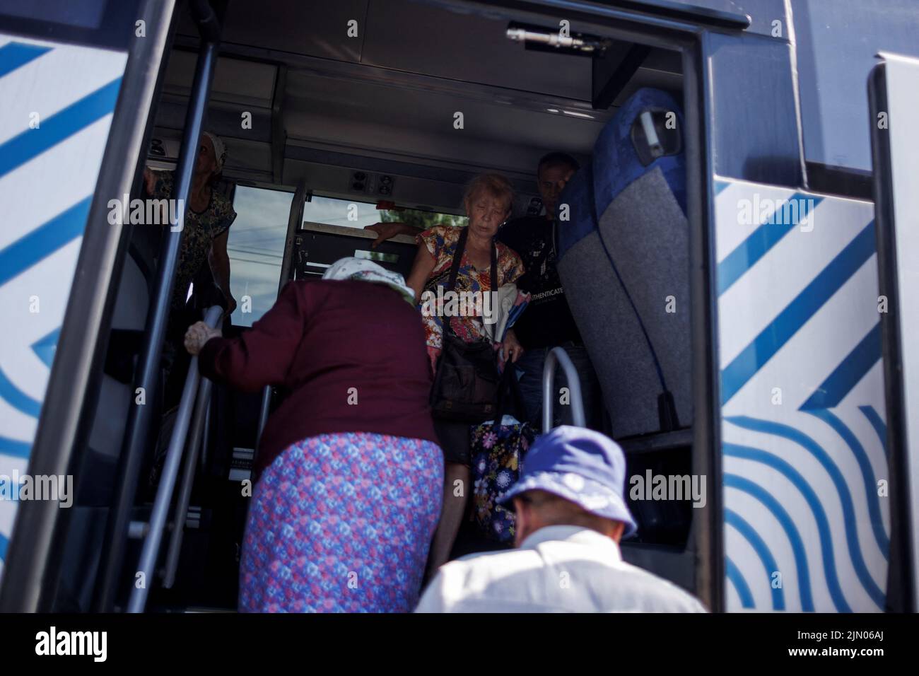 I civili saliscono a bordo di un autobus per la Germania, mentre l'attacco della Russia all'Ucraina continua, a Kramatorsk, Ucraina, il 8 agosto 2022. REUTERS/Alkis Konstantinidis Foto Stock