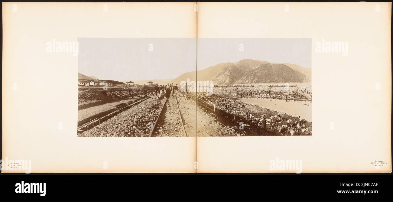 Hutterer Geza, il nuovo canale di spedizione al cancello di ferro all'inizio del lavoro esplosivo (ottobre 1892) (senza dat.): Paesaggio fluviale con lavori di costruzione di fognature. Foto su cartone, 42,7 x 96 cm (compresi i bordi di scansione) Hutterer Geza (1864-1917): Der neue Schifffahrtskanal beim Eisernen Tor zu Beginn der Sprengarbeiten (Oktober 1892) Foto Stock
