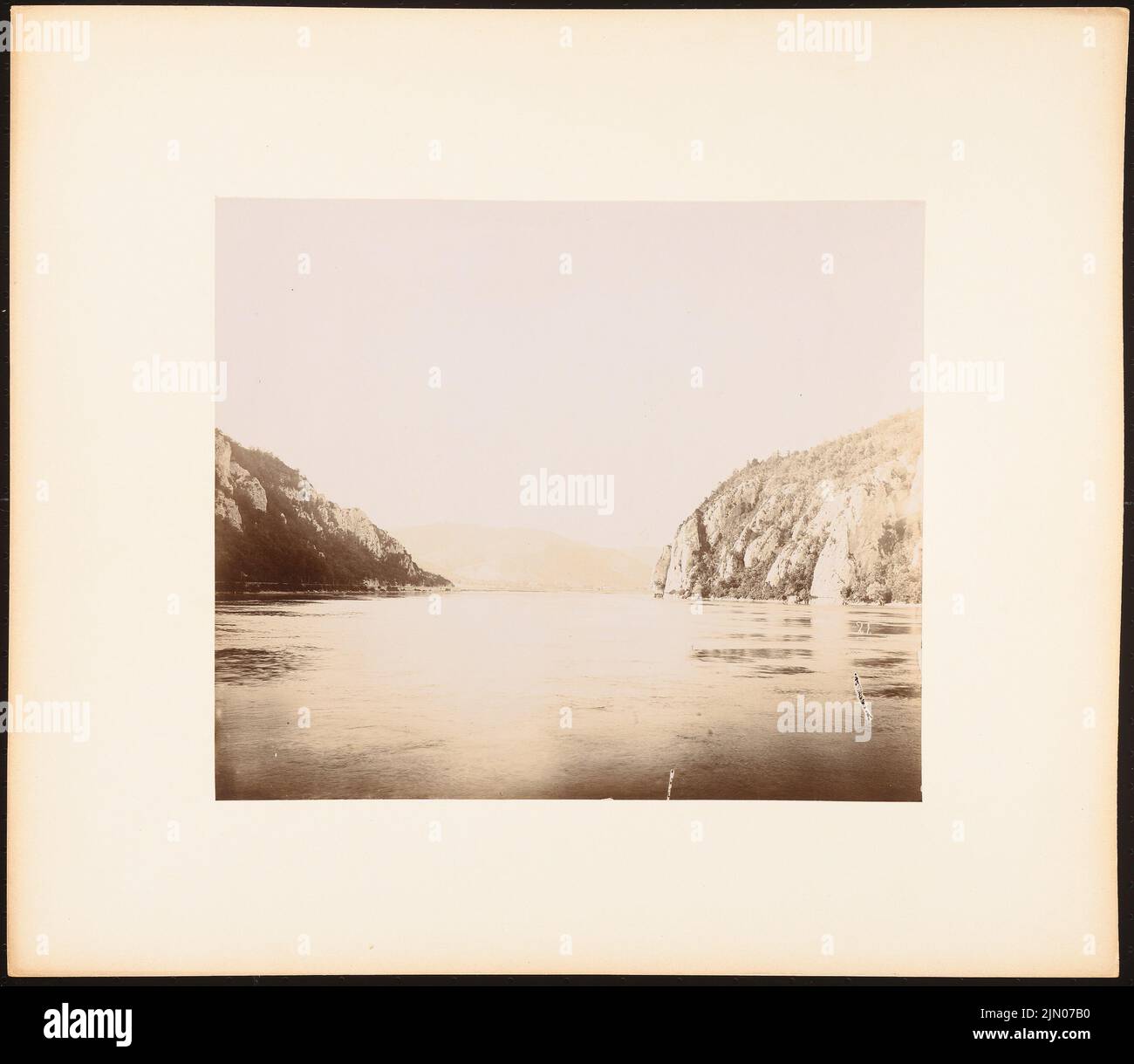 Hutterer Za, Kazan uscita (senza data): Paesaggio fluviale. Foto su cartone, 42,2 x 48,6 cm (compresi i bordi di scansione) Hutterer Geza (1864-1917): Kasan-Ausgang Foto Stock