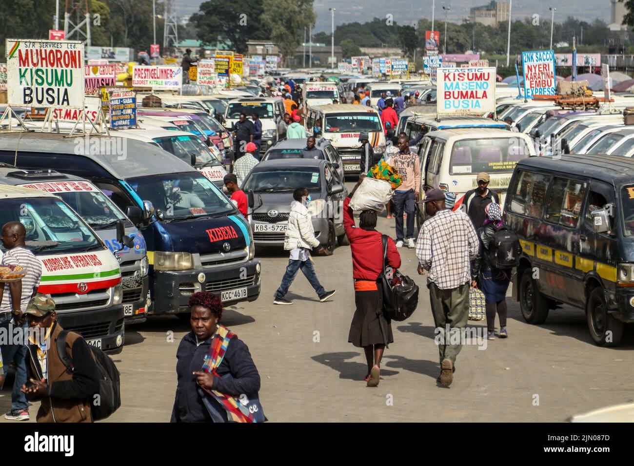 Nakuru, Kenya. 08th ago 2022. I viaggiatori camminano per salire a bordo di un minibus comunemente conosciuto come matatu presso una stazione degli autobus. Una sezione trasversale dei keniani sta tornando alle loro case di campagna prima del 9 agosto 2022, elezioni generali. Credit: SOPA Images Limited/Alamy Live News Foto Stock