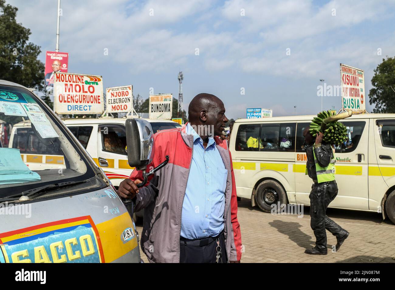 Nakuru, Kenya. 08th ago 2022. Un autista (L) guarda avanti mentre attende i passeggeri per riempire il suo minibus ad una stazione degli autobus. Una sezione trasversale dei keniani sta tornando alle loro case di campagna prima del 9 agosto 2022, elezioni generali. Credit: SOPA Images Limited/Alamy Live News Foto Stock