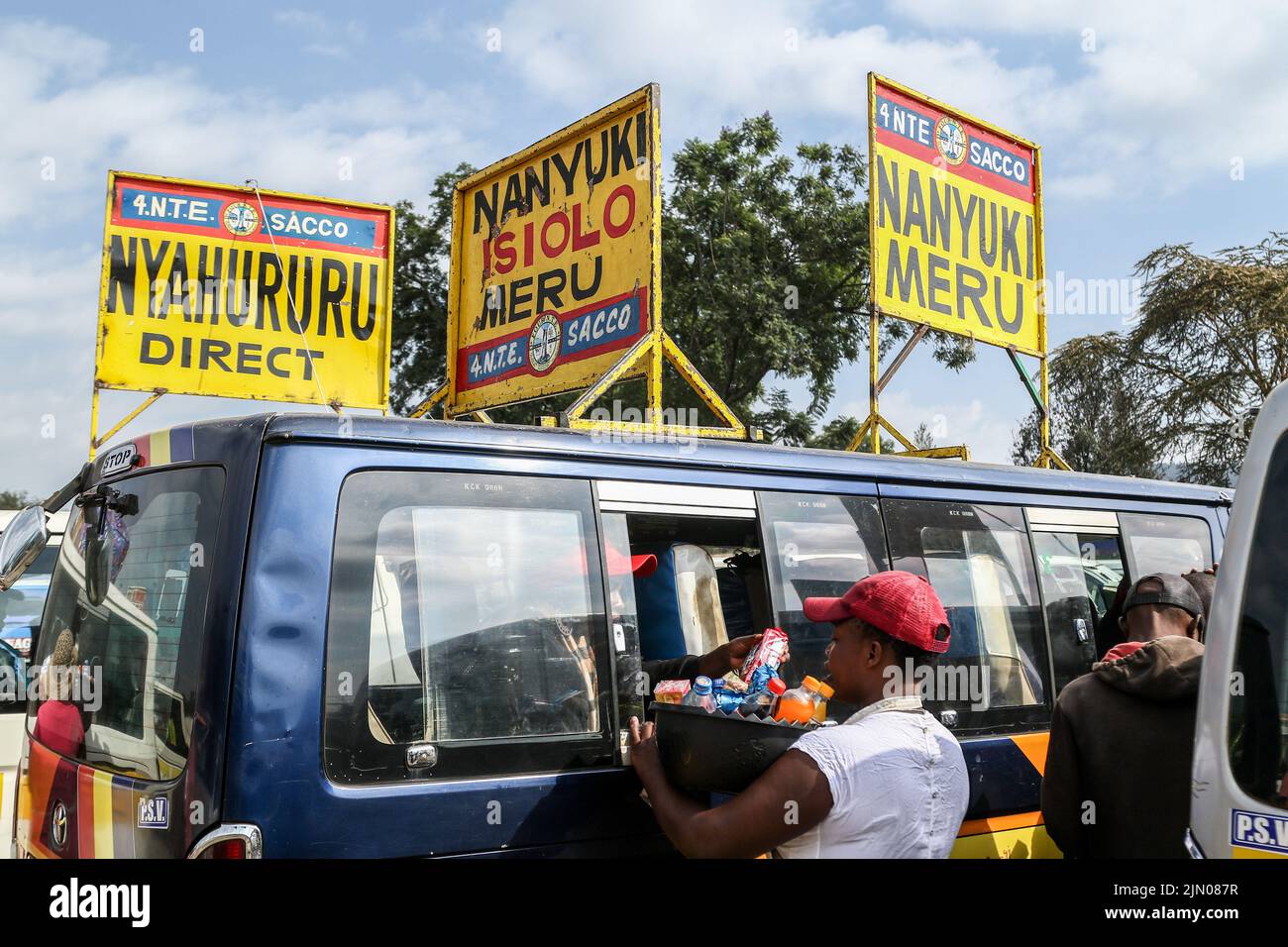 Nakuru, Kenya. 08th ago 2022. Un falco vende spuntini a un passeggero in un minivan presso una stazione degli autobus. Una sezione trasversale dei keniani sta tornando alle loro case di campagna prima del 9 agosto 2022, elezioni generali. Credit: SOPA Images Limited/Alamy Live News Foto Stock