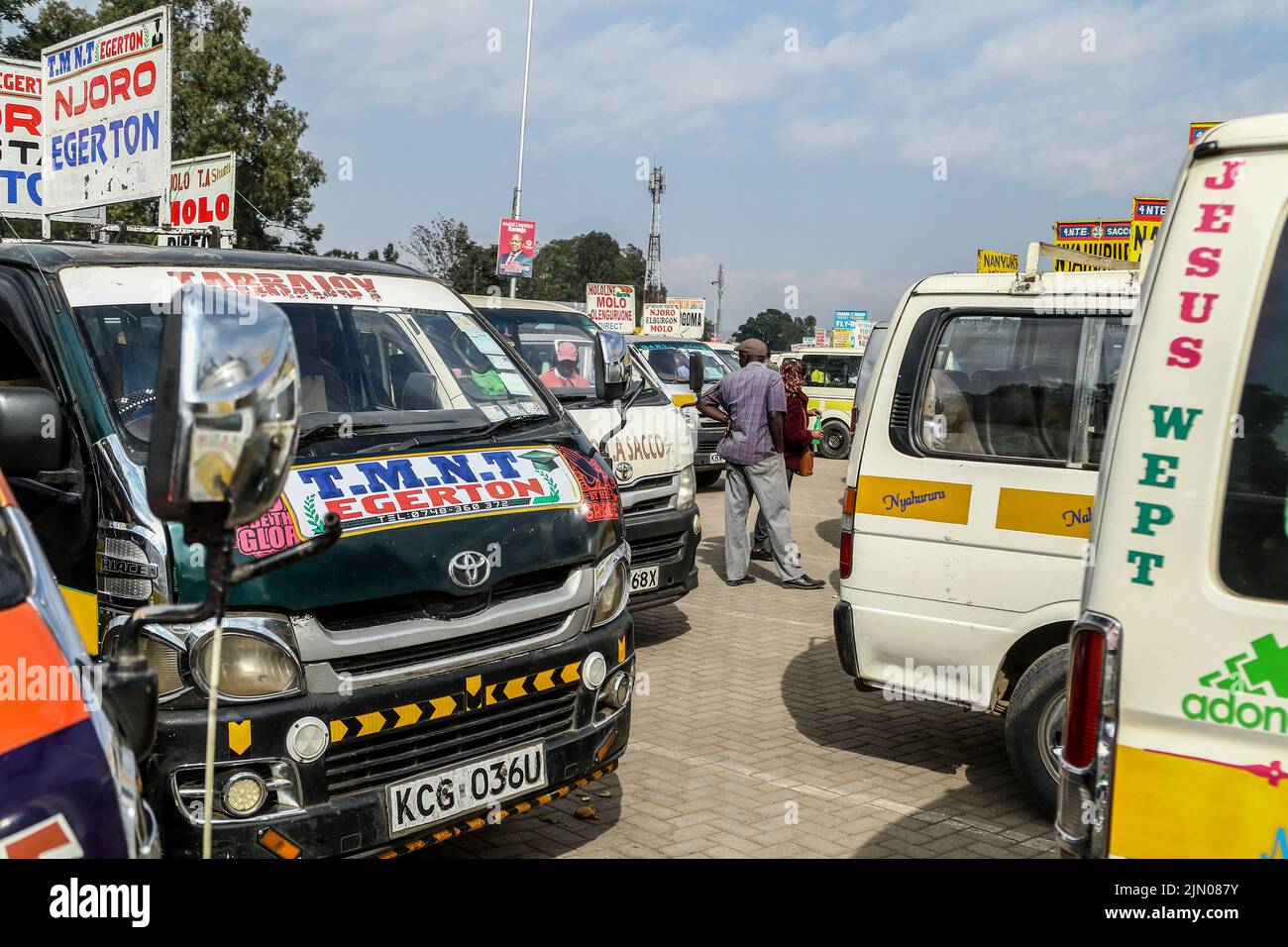 Nakuru, Kenya. 08th ago 2022. Una vista generale del minivan comunemente noto come matatatus alla fermata dell'autobus. Una sezione trasversale dei keniani sta tornando alle loro case di campagna prima del 9 agosto 2022, elezioni generali. Credit: SOPA Images Limited/Alamy Live News Foto Stock