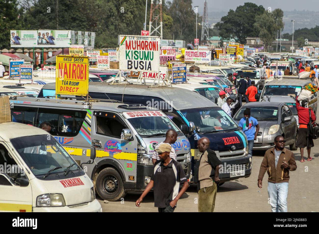 Nakuru, Kenya. 08th ago 2022. Una vista generale del minivan comunemente noto come matatatus alla fermata dell'autobus. Una sezione trasversale dei keniani sta tornando alle loro case di campagna prima del 9 agosto 2022, elezioni generali. Credit: SOPA Images Limited/Alamy Live News Foto Stock