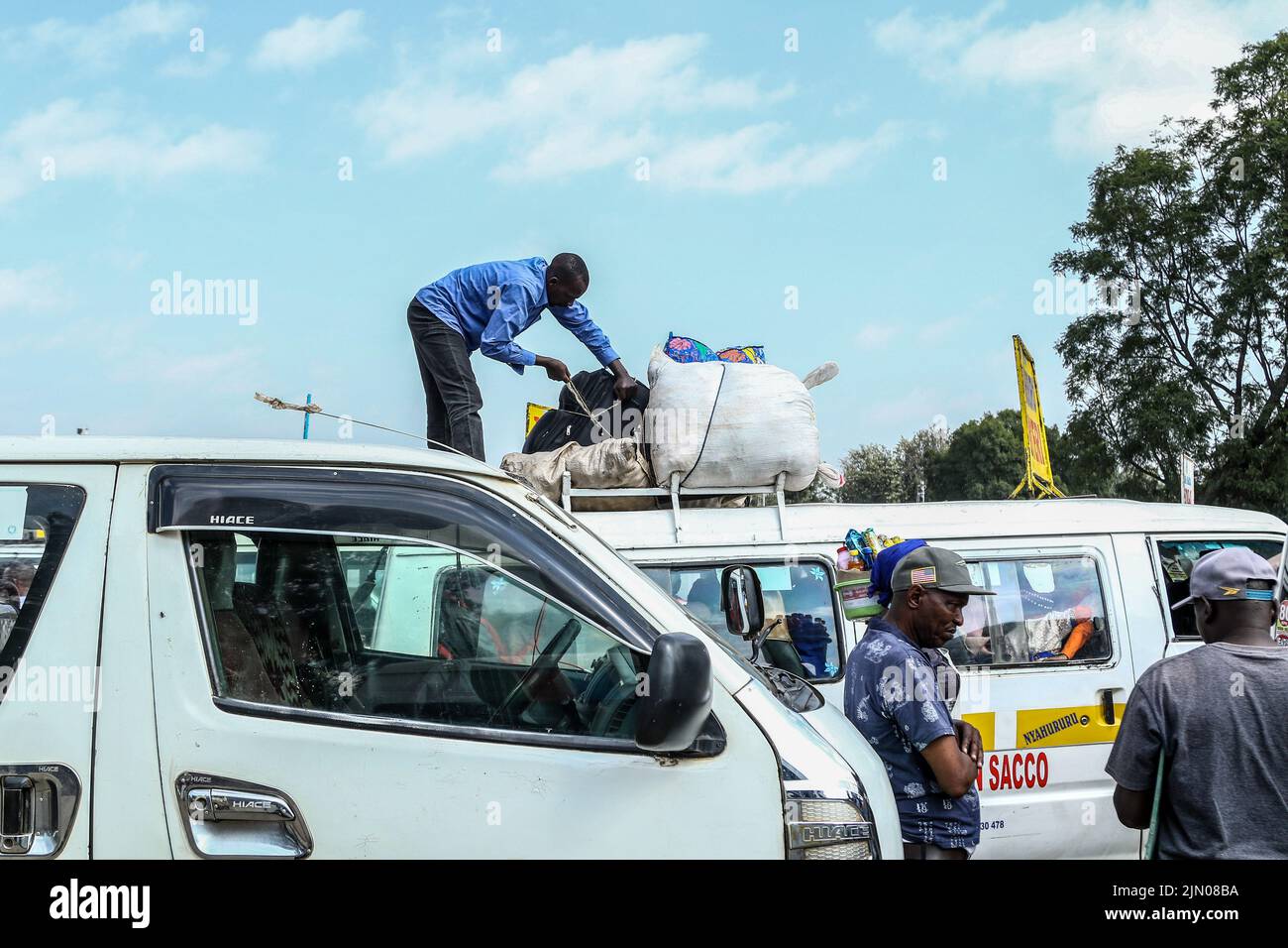 Nakuru, Kenya. 08th ago 2022. Un conduttore di autobus impacchi i bagagli sopra il portabagagli del suo autobus. Una sezione trasversale dei keniani sta tornando alle loro case di campagna prima del 9 agosto 2022, elezioni generali. Credit: SOPA Images Limited/Alamy Live News Foto Stock