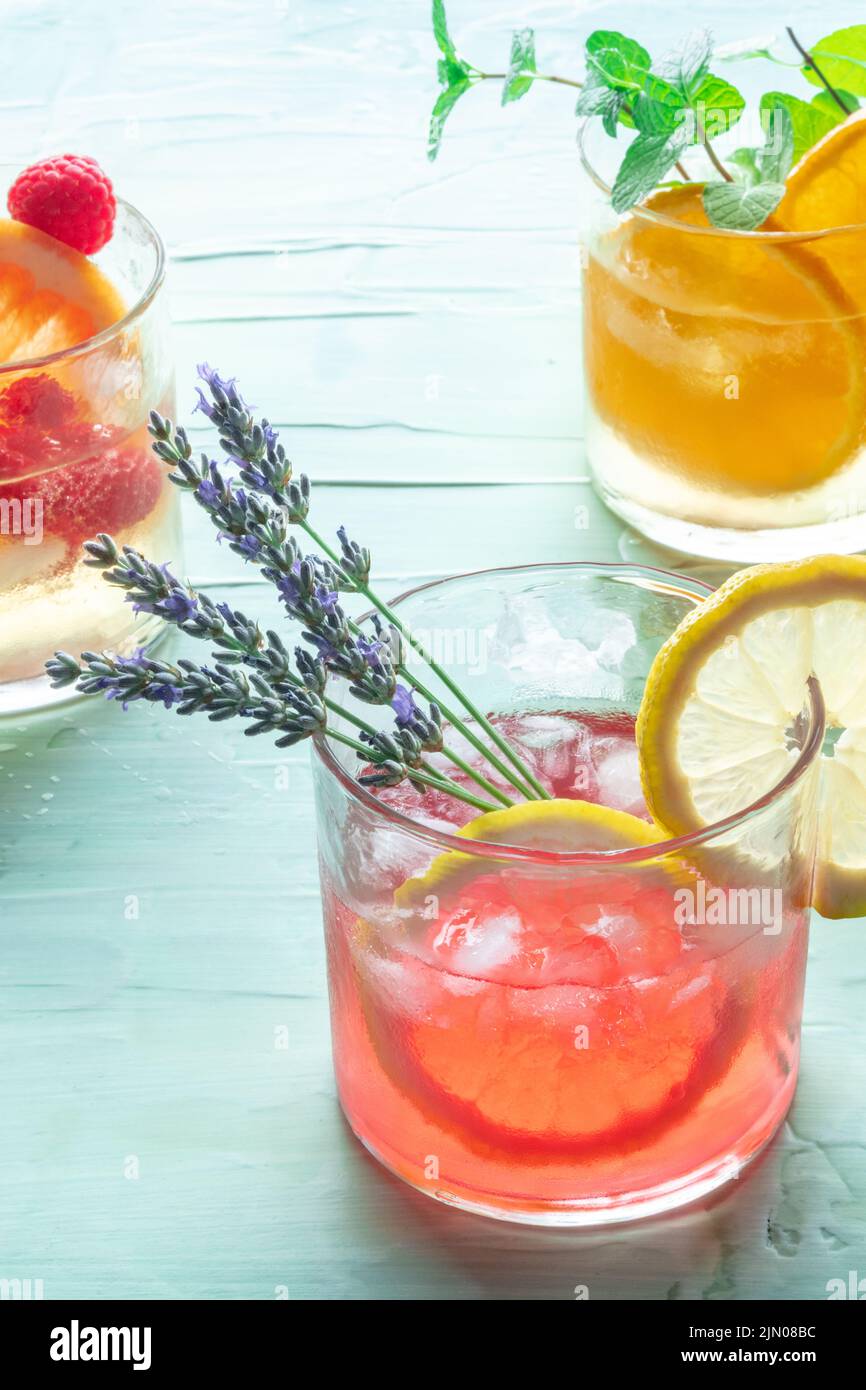 Cocktail o mocktail estivi, bevande fredde con frutta e fiori di lavanda, limonata da festa Foto Stock