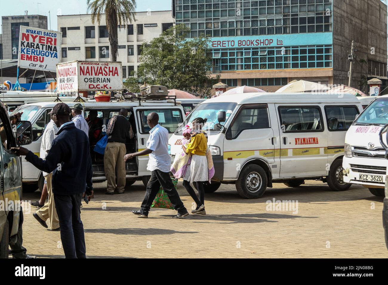 Nakuru, Kenya. 08th ago 2022. I viaggiatori camminano per salire a bordo di un minibus comunemente conosciuto come matatu presso una stazione degli autobus. Una sezione trasversale dei keniani sta tornando alle loro case di campagna prima del 9 agosto 2022, elezioni generali. Credit: SOPA Images Limited/Alamy Live News Foto Stock