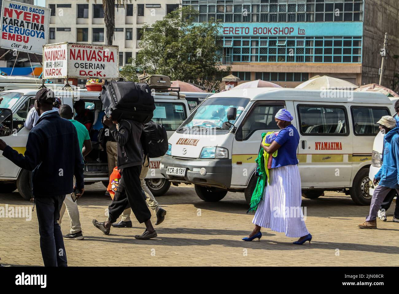 Nakuru, Kenya. 08th ago 2022. I viaggiatori camminano per salire a bordo di un minibus comunemente conosciuto come matatu presso una stazione degli autobus. Una sezione trasversale dei keniani sta tornando alle loro case di campagna prima del 9 agosto 2022, elezioni generali. Credit: SOPA Images Limited/Alamy Live News Foto Stock