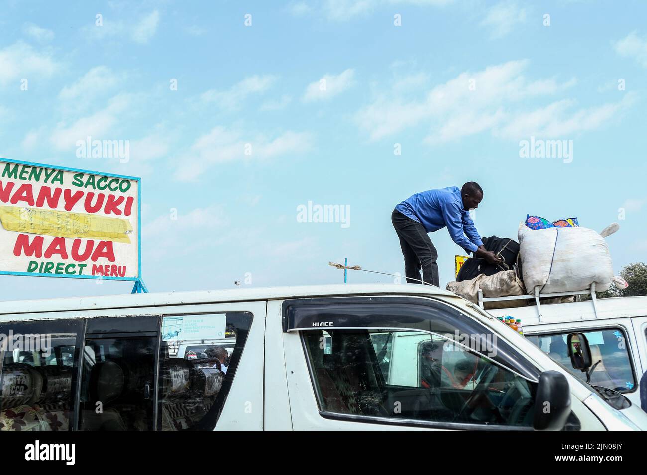 Nakuru, Kenya. 08th ago 2022. Un conduttore di autobus impacchi i bagagli sopra il portabagagli del suo autobus. Una sezione trasversale dei keniani sta tornando alle loro case di campagna prima del 9 agosto 2022, elezioni generali. (Foto di James Wakibia/SOPA Images/Sipa USA) Credit: Sipa USA/Alamy Live News Foto Stock