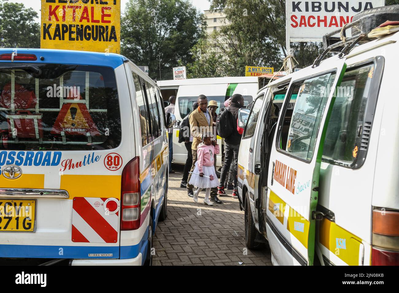 Nakuru, Kenya. 08th ago 2022. I viaggiatori camminano per salire a bordo di un minibus comunemente conosciuto come matatu presso una stazione degli autobus. Una sezione trasversale dei keniani sta tornando alle loro case di campagna prima del 9 agosto 2022, elezioni generali. (Foto di James Wakibia/SOPA Images/Sipa USA) Credit: Sipa USA/Alamy Live News Foto Stock