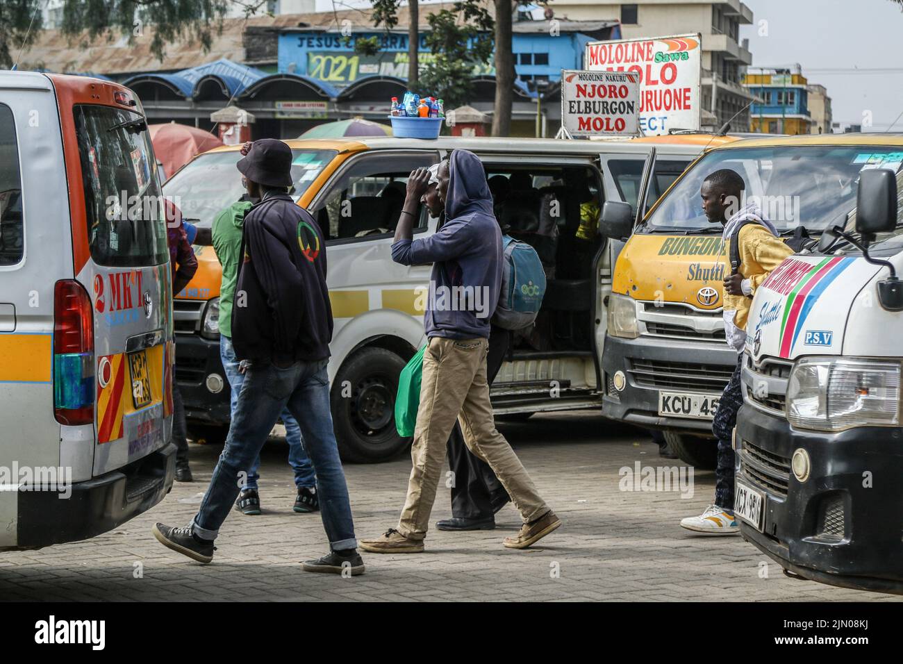 Nakuru, Kenya. 08th ago 2022. I viaggiatori camminano a bordo di un minibus comunemente conosciuto come matatus ad una stazione degli autobus. Una sezione trasversale dei keniani sta tornando alle loro case di campagna prima del 9 agosto 2022, elezioni generali. (Foto di James Wakibia/SOPA Images/Sipa USA) Credit: Sipa USA/Alamy Live News Foto Stock