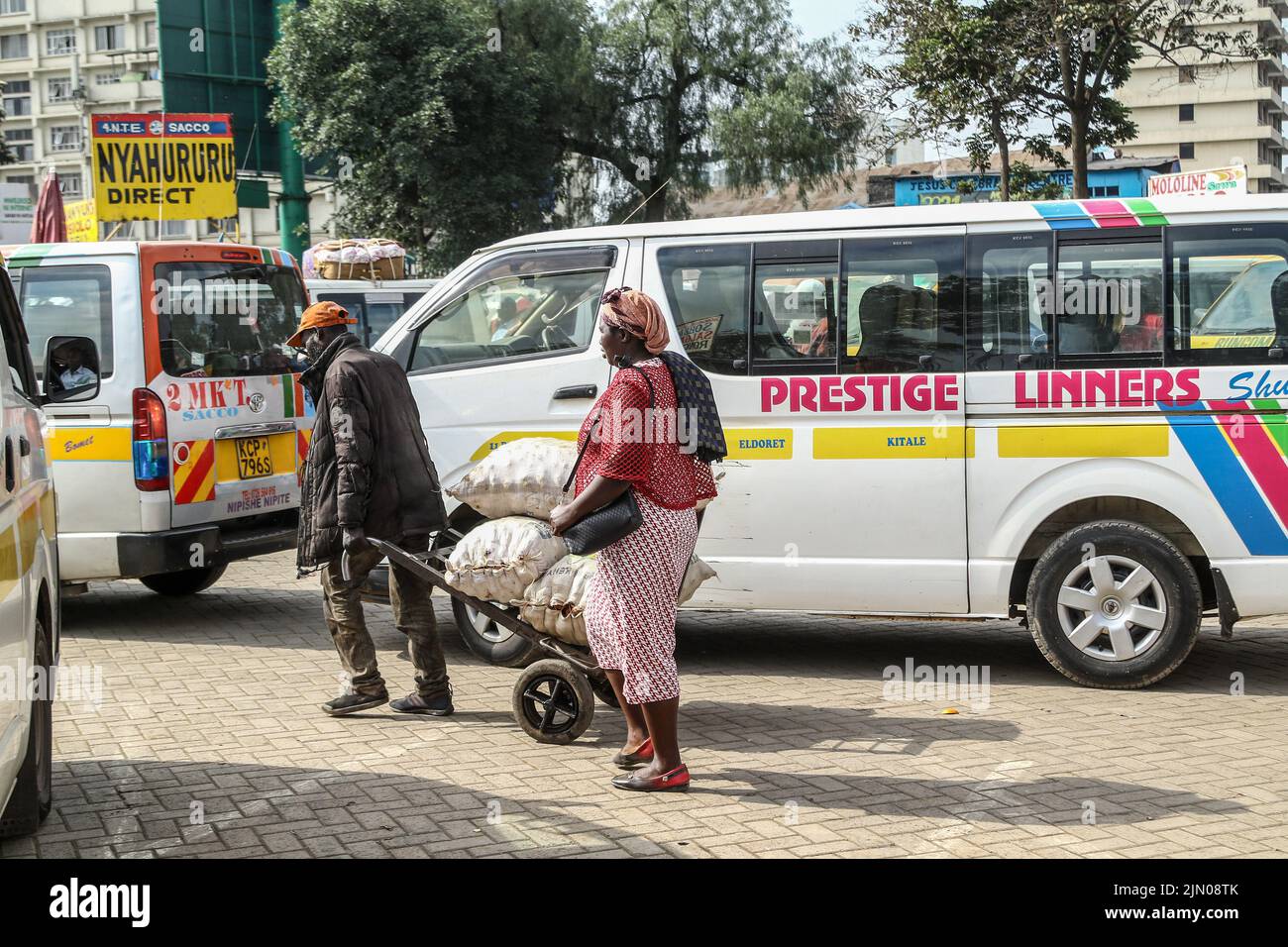 Un viaggiatore cammina per salire a bordo di un minibus comunemente noto come matatu in una stazione degli autobus. Una sezione trasversale dei keniani sta tornando alle loro case di campagna prima del 9 agosto 2022, elezioni generali. (Foto di James Wakibia / SOPA Images/Sipa USA) Foto Stock