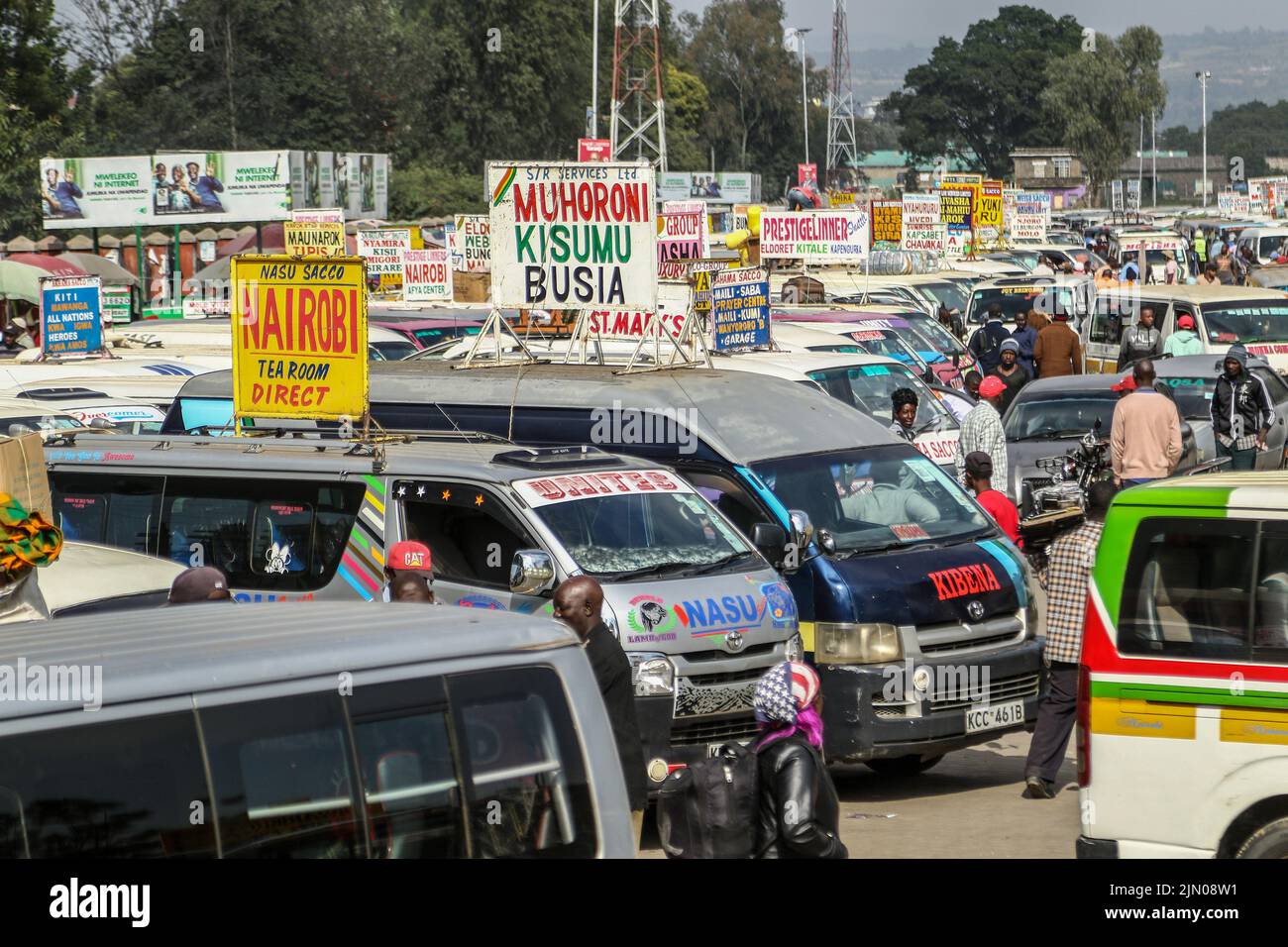 Una vista generale del minivan comunemente noto come matatatus alla fermata dell'autobus. Una sezione trasversale dei keniani sta tornando alle loro case di campagna prima del 9 agosto 2022, elezioni generali. (Foto di James Wakibia / SOPA Images/Sipa USA) Foto Stock