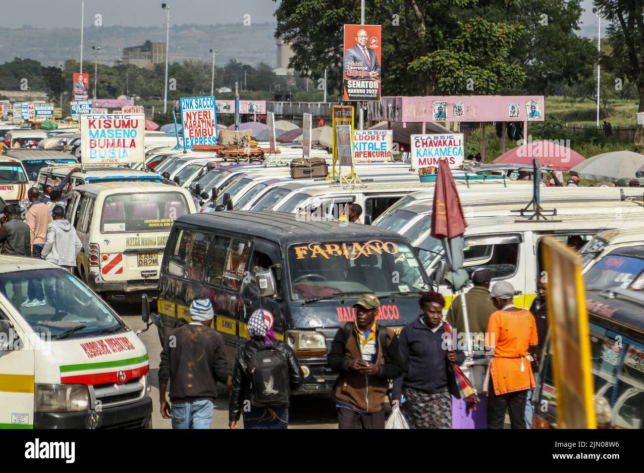 Una vista generale del minivan comunemente noto come matatatus alla fermata dell'autobus. Una sezione trasversale dei keniani sta tornando alle loro case di campagna prima del 9 agosto 2022, elezioni generali. (Foto di James Wakibia / SOPA Images/Sipa USA) Foto Stock