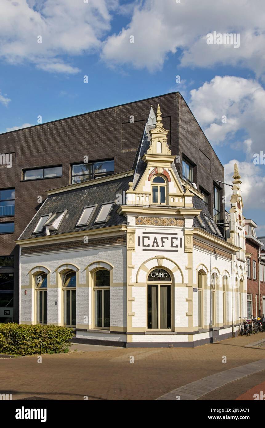 Tilburg, Paesi Bassi, 15 luglio 2022: Facciata storica combinata con un edificio moderno Foto Stock