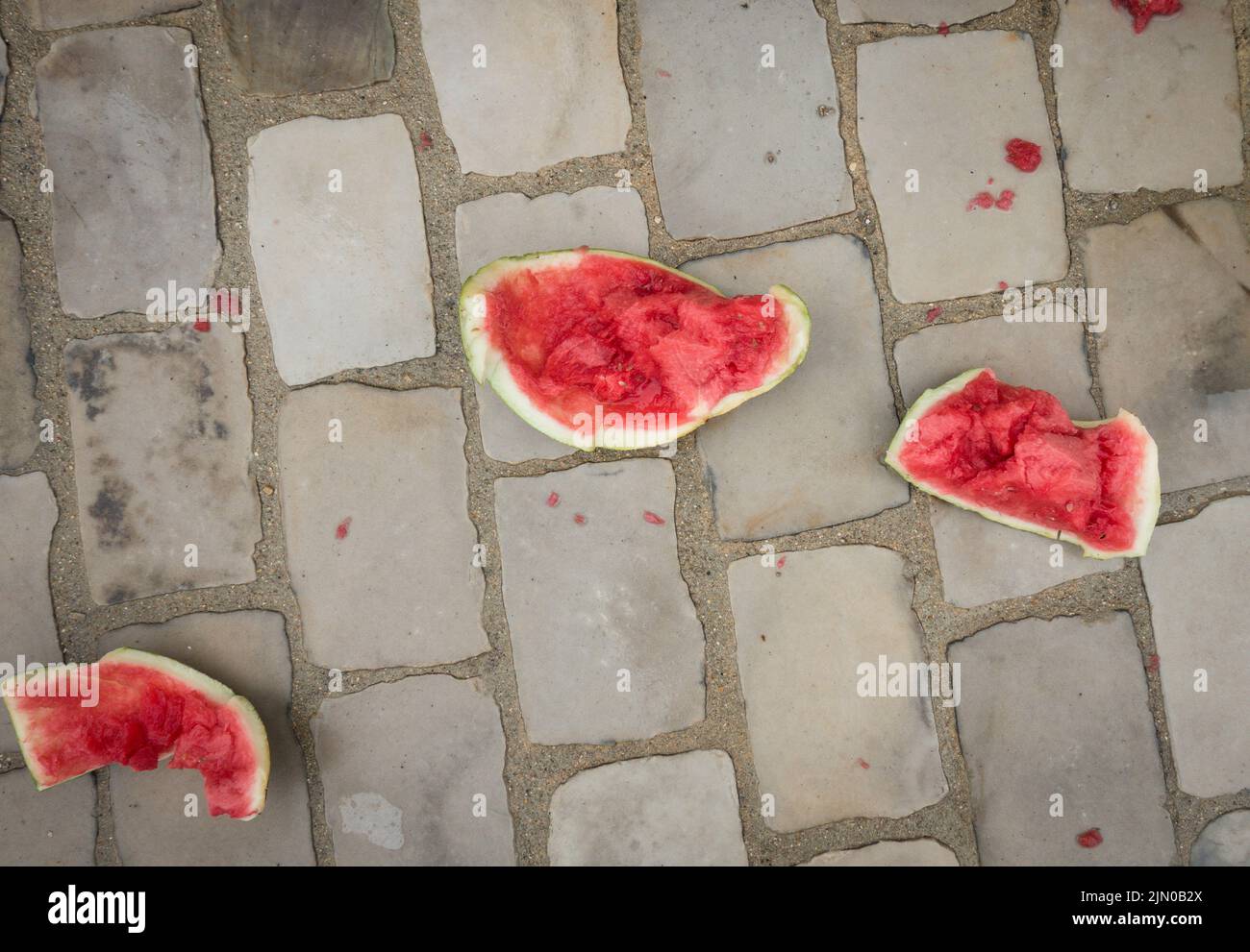 Anguria in pezzi su una strada acciottolata Foto Stock