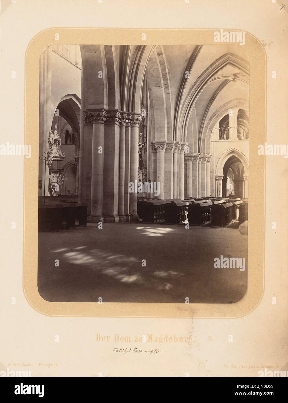 Ochs Albert (1823-1878), Dom, Magdeburg (1875 - 1886): Vista della navata meridionale con vista sul pulpito e in direzione del coro. Foto su cartone, 37,3 x 28,5 cm (compresi i bordi di scansione) N. : Dom, Magdeburgo Foto Stock