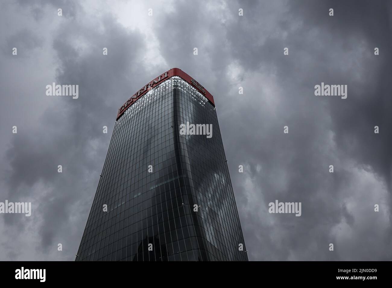Milano, Italia - 26 giugno 2022: Torre generali con cielo nuvoloso in CityLife. Moderno grattacielo a tre Torri. Spettacolare sotto la vista dell'architettura a Milano Foto Stock