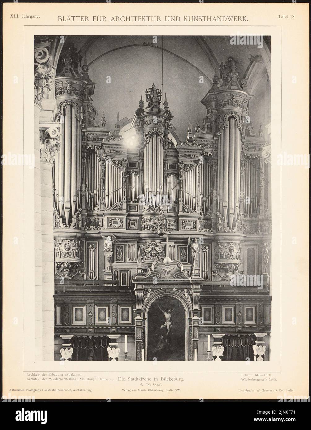 N.N., Stadtkirche, Bückeburg. (Da: Foglie per l'architettura e l'artigianato, 13th anni, 1900, Tafel 18.) (1900-1900): Visualizza organo. Leggera pressione sulla carta, 34,5 x 26,7 cm (compresi i bordi di scansione) N. : Stadtkirche, Bückeburg. (Aus: Blätter für Architektur und Kunsthandwerk, 13. JG., 1900, Tafel 18) Foto Stock