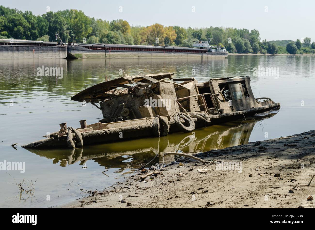 Il relitto di una vecchia barca da pesca. Il relitto di una vecchia barca da pesca sommerse nelle acque del Danubio. Foto Stock