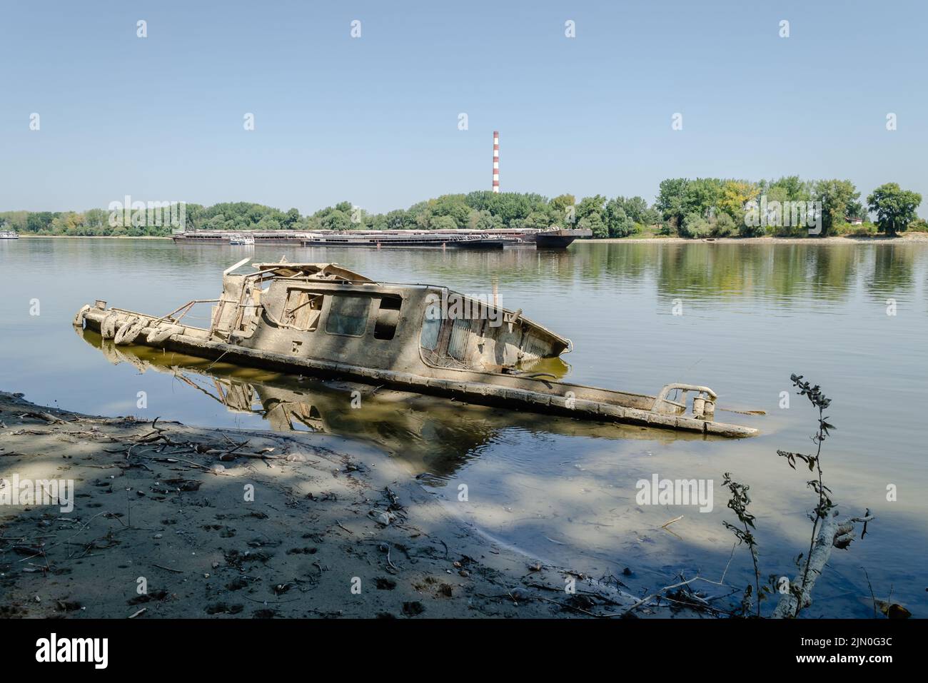 Il relitto di una vecchia barca da pesca. Il relitto di una vecchia barca da pesca sommerse nelle acque del Danubio. Foto Stock