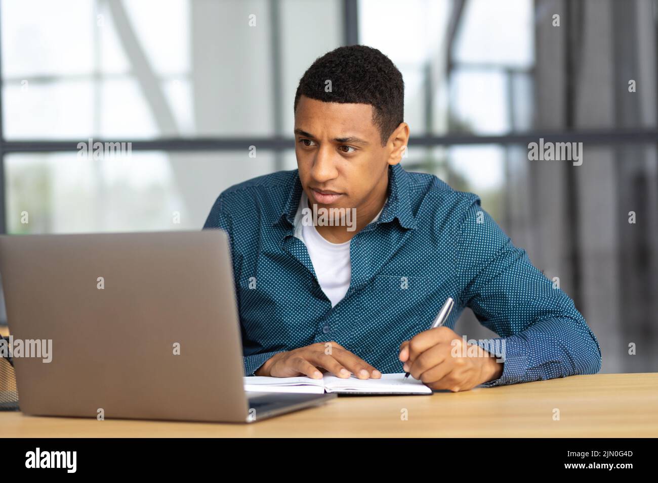Lavoro a distanza o formazione online videoconferenza videochiamata on-line incontro d'affari concetto briefing Foto Stock