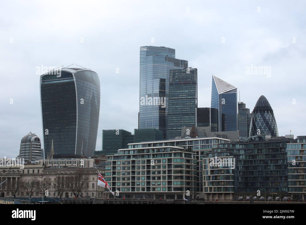 Gli iconici edifici della città di Londra hanno visto Southbank attraverso il Tamigi Foto Stock