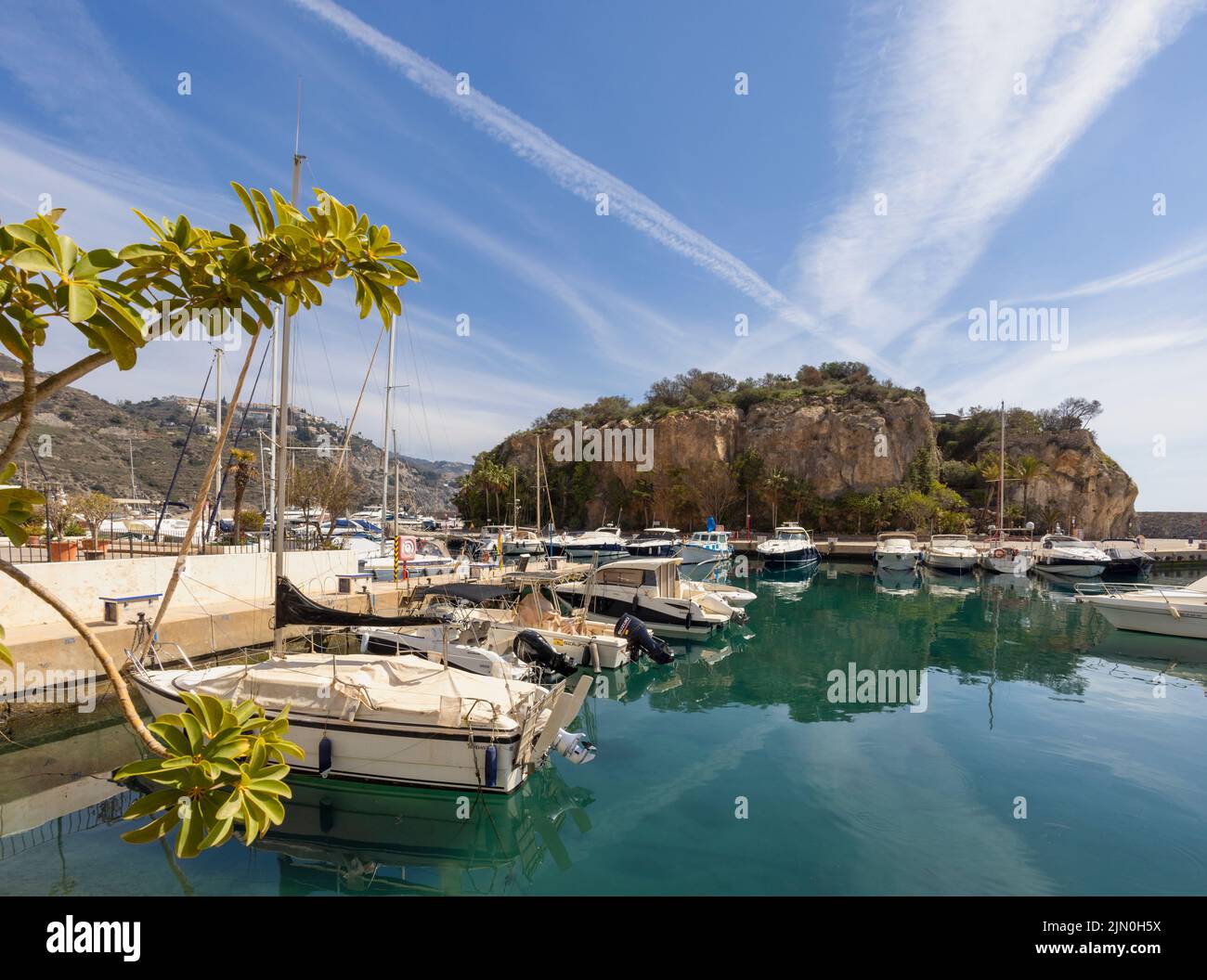 Puerto Deportivo Marina del Este, la Herradura, (vicino a Almuñecar) Provincia di Granada, Andalusia, Spagna meridionale. La roccia è conosciuta come Peñon de las Cabal Foto Stock