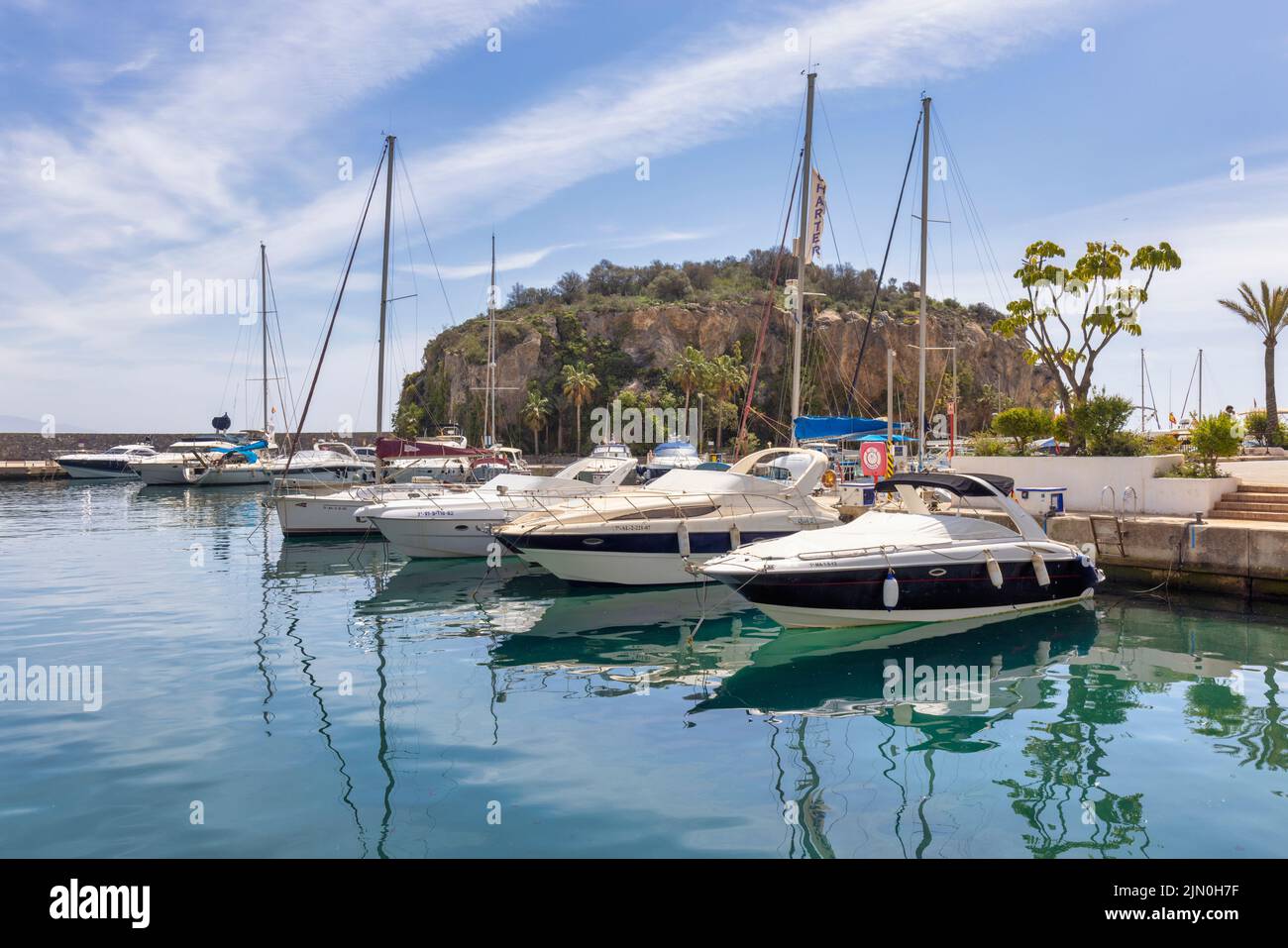 Puerto Deportivo Marina del Este, la Herradura, (vicino a Almuñecar) Provincia di Granada, Andalusia, Spagna meridionale. La roccia è conosciuta come Peñon de las Cabal Foto Stock