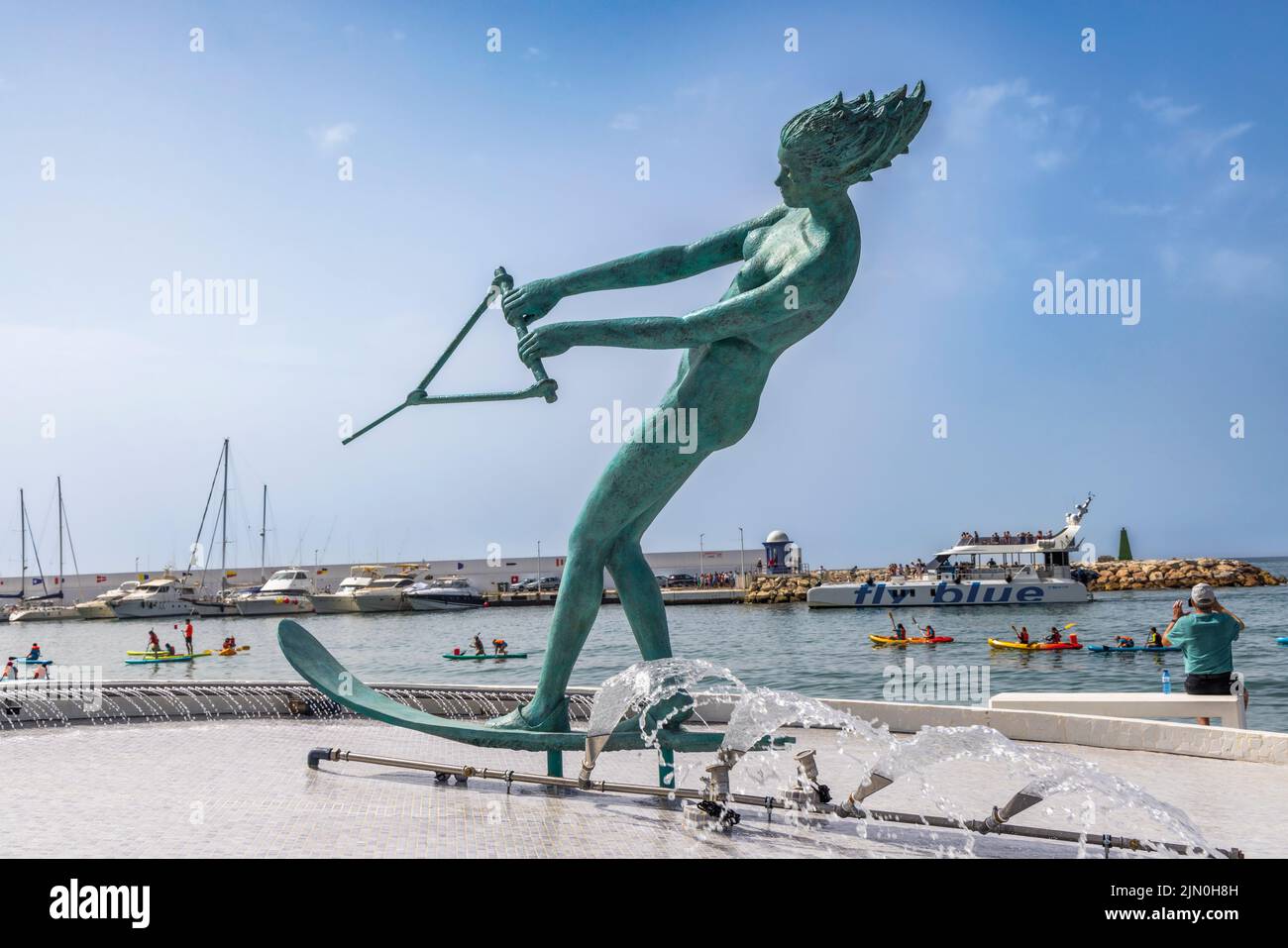 Marbella, Costa del Sol, Provincia di Malaga, Andalusia, Spagna meridionale. La statua di Venere di sci d'acqua sulla Playa de El Faro. La statua fu scolpita da Spa Foto Stock