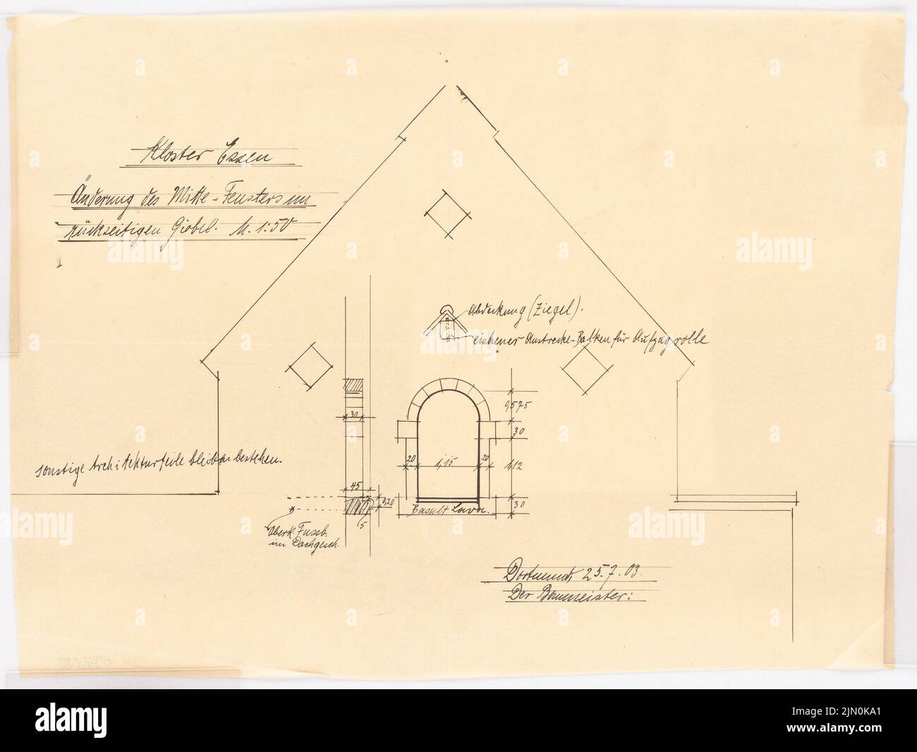 Klomp Johannes Franziskus (1865-1946), monastero francescano e Heilig Kreuz, Essen (25 luglio 1903): Modifica di una finestra sul timpano posteriore 1:50. Inchiostro su trasparente, 25,5 x 33,9 cm (compresi i bordi di scansione) Klomp Johannes Franziskus (1865-1946): Franziskanerkloster und Heilig Kreuz, Essen Foto Stock