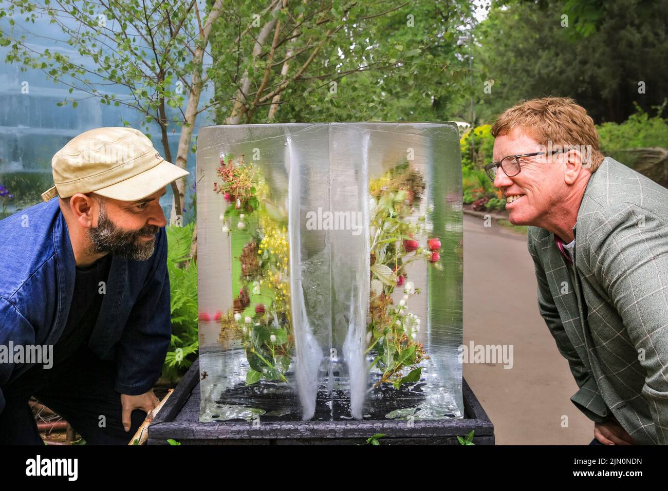 Il designer John Warran (l) e Darren Stobbart (r) del Plantman, con piante congelate al 'The Plantman’s Ice Garden', Chelsea Flower Show Foto Stock