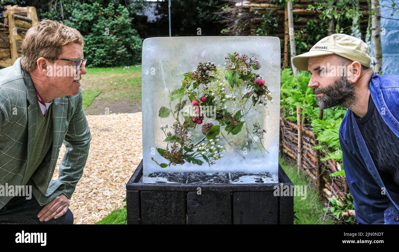 Il designer John Warrand (r) e Darren Stobbart (l) del Plantman, con piante surgelate al 'The Plantman’s Ice Garden', Chelsea Flower Show Foto Stock