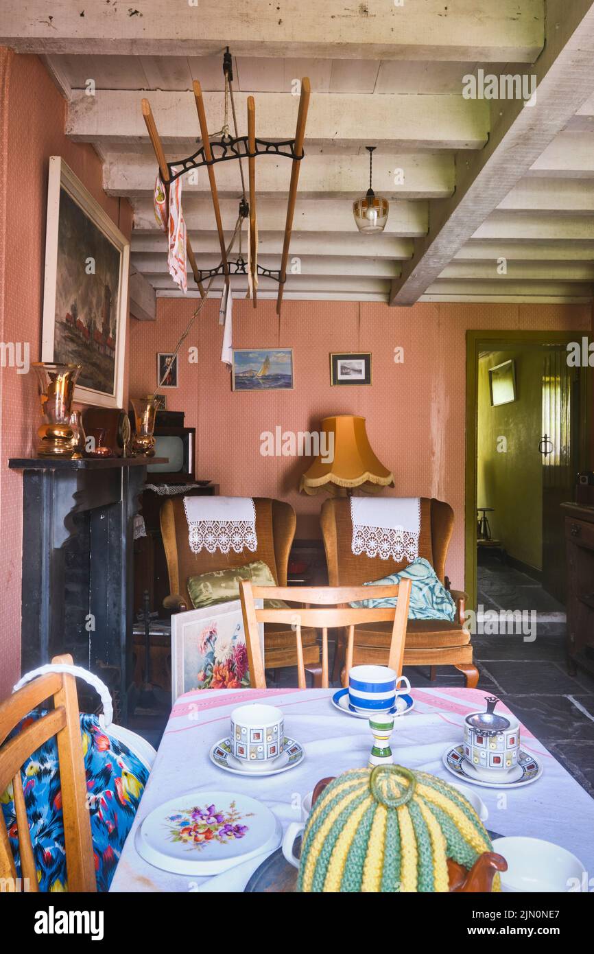 Una tipica zona soggiorno con camino per il riscaldamento. Aste pendenti per asciugare lavanderia. In una ricreazione di una tipica casa operaia generica, casa dal 196 Foto Stock