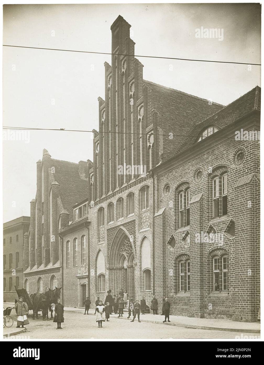 Fotografo sconosciuto, municipio nella città vecchia, Brandeburgo/Havel (senza data): Strada di fronte. Foto, 19,7 x 15,3 cm (inclusi i bordi di scansione) senza bordi. Fotografa : Rathaus in der Altstadt, Brandeburgo/Havel (ohne DAT.) Foto Stock