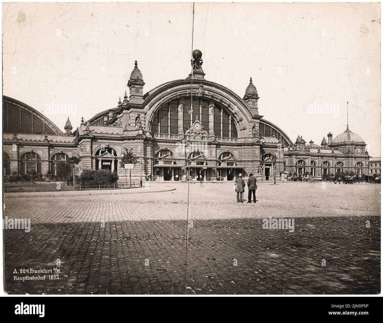 Fotografo sconosciuto, stazione centrale, Francoforte sul meno (1892): Vista. Foto, 21,3 x 27,5 cm (inclusi i bordi di scansione) senza bordi. Fotograf : Hauptbahnhof, Francoforte sul meno (1892) Foto Stock