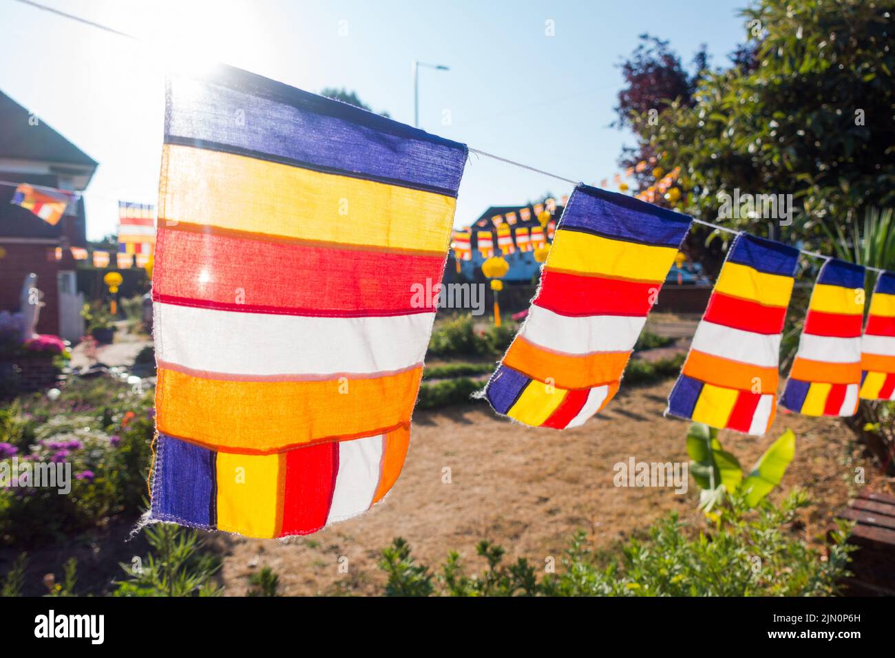 Bandiera buddista in un centro religioso buddista a Croydon Foto Stock