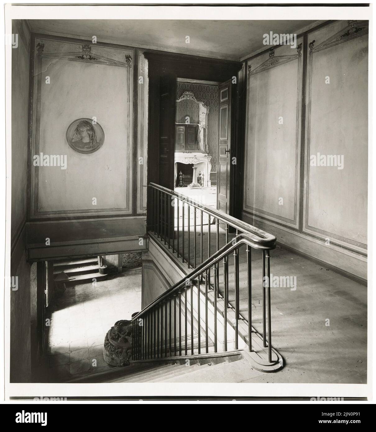 Schinkel Karl Friedrich (1781-1841), Castello di Glienicke, Berlino-Zehlendorf (1939): Scala. Foto, 18,3 x 17 cm (compresi i bordi di scansione) Schinkel Karl Friedrich (1781-1841): Schloss Glienicke, Berlino-Zehlendorf (1939) Foto Stock