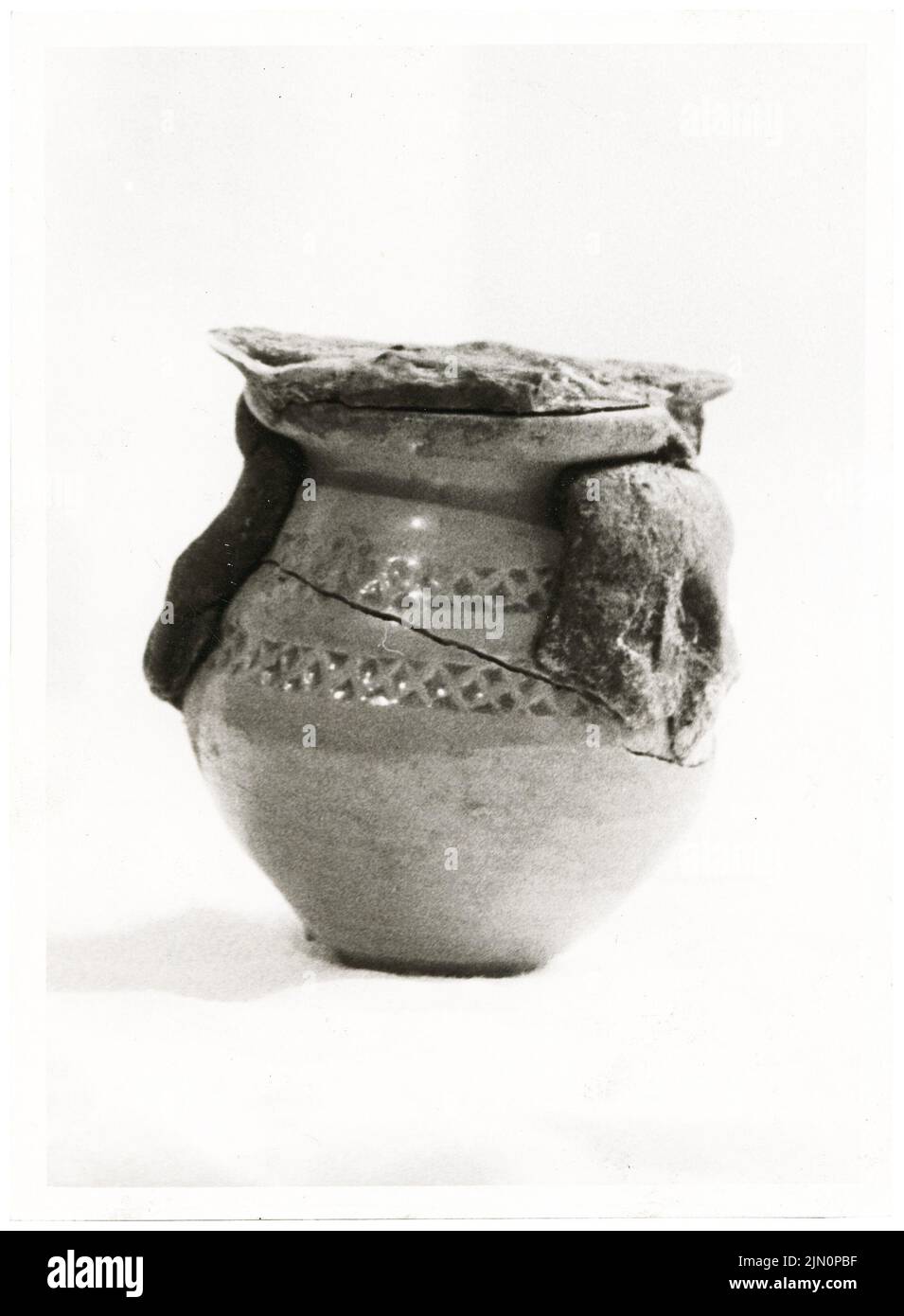 Fotografo sconosciuto, St. Godehard, Hildesheim. Contenitore reliquiario (27.02.1962): Vista del contenitore (trovato durante la ristrutturazione) da un capitolo dei marcatori a navata centrale settentrionale. Foto, 18,2 x 13,4 cm (inclusi i bordi di scansione) senza bordi. Fotografa : St. Godehard, Hildesheim. Reliquienbehälter (27.02.1962) Foto Stock