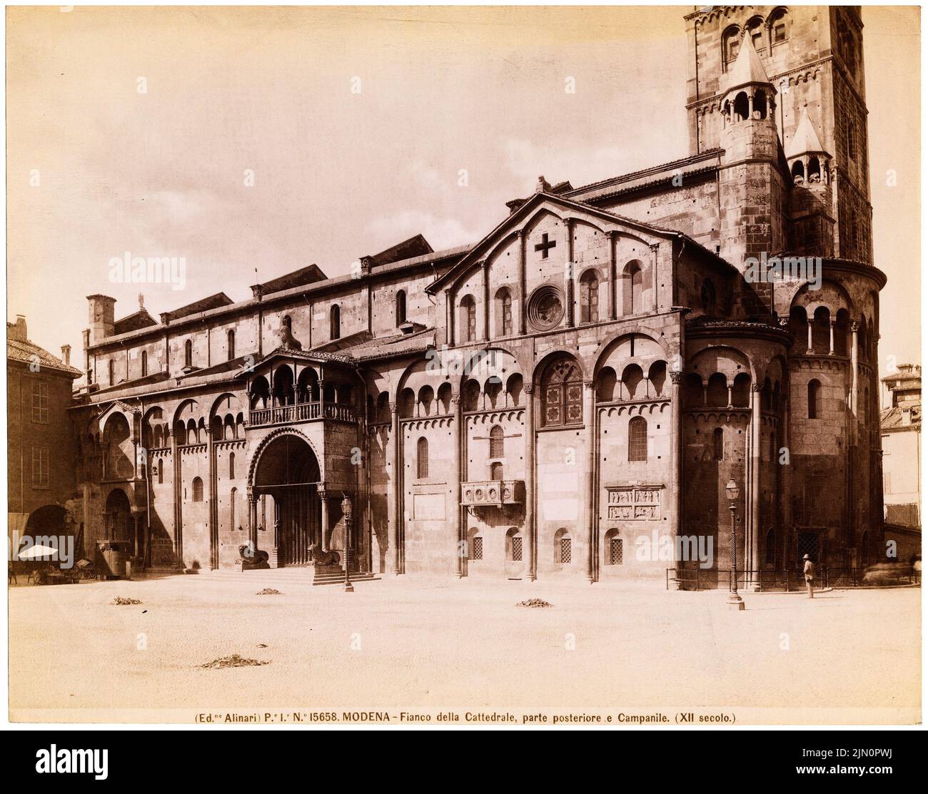 Alinari, Cattedrale di Modena (senza dat.): Vista laterale con Campanile. Foto, 19,7 x 25 cm (compresi i bordi di scansione) Alinari: Dom a Modena (ohne DAT.) Foto Stock