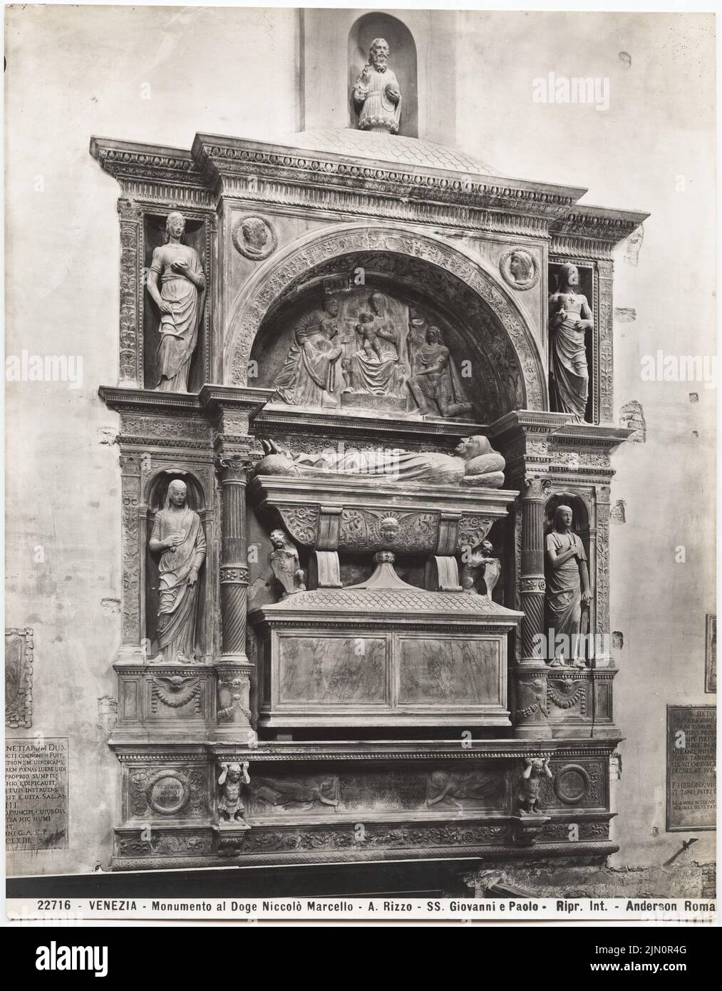 Rizzo Antonio, SS. Giovanni e Paolo, Venezia. Tomba del Doge Nicolò Marcello (senza dat.): Vista del monumento. Foto, 26,2 x 20,4 cm (compresi i bordi di scansione) Rizzo Antonio: SS. Giovanni e Paolo, Venedig. Grabmal des Dogen Nicolò Marcello (ohne DAT.) Foto Stock