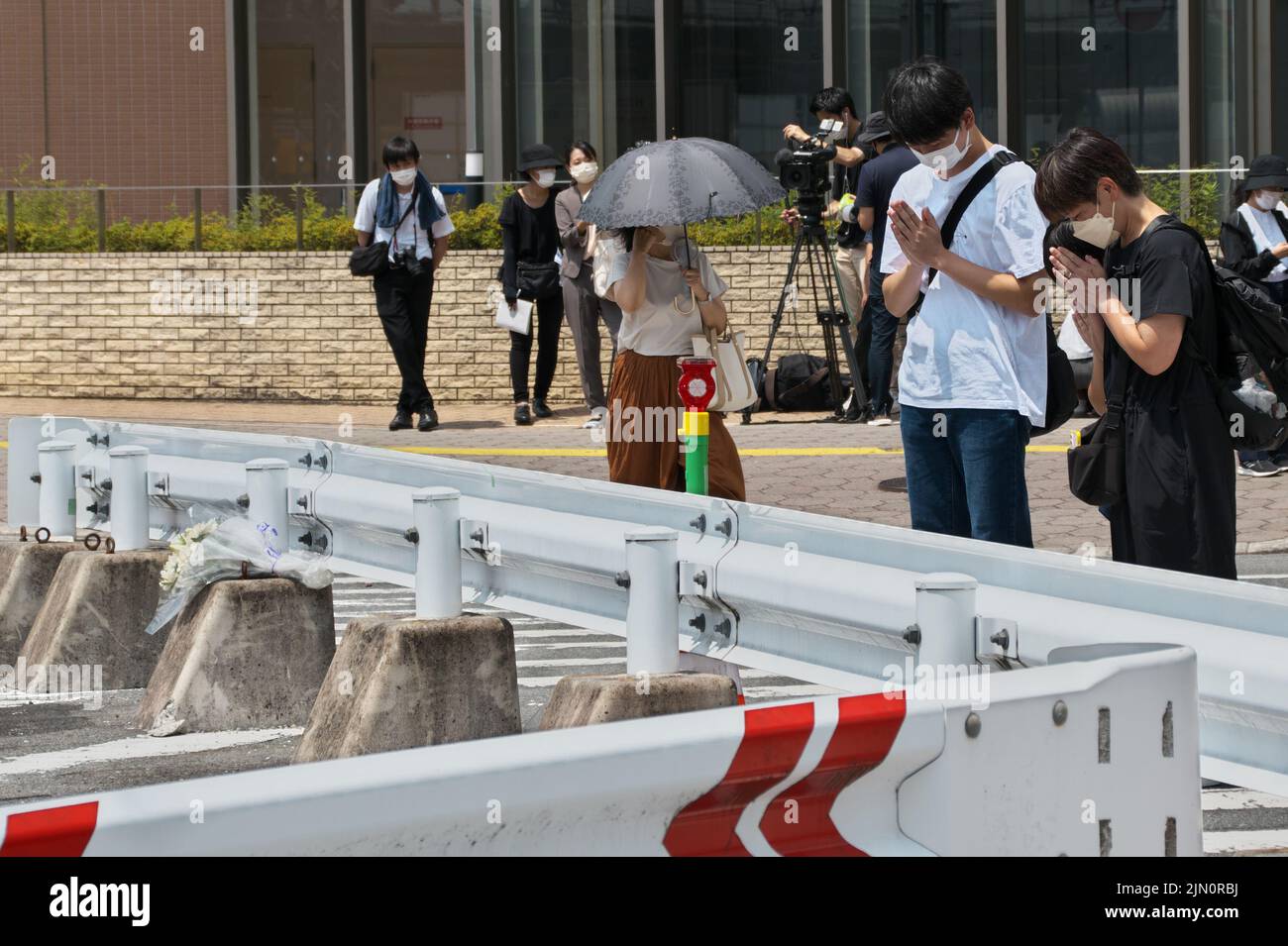 Nara, Giappone. 08th ago 2022. I popoli pregano posato nel luogo in cui il tardo primo ministro giapponese Shinzo Abe è stato girato vicino alla stazione di Yamato-Saidaiji nella prefettura di Nara, Giappone lunedì 8 agosto 2022. Foto di Keizo Mori/UPI Credit: UPI/Alamy Live News Foto Stock