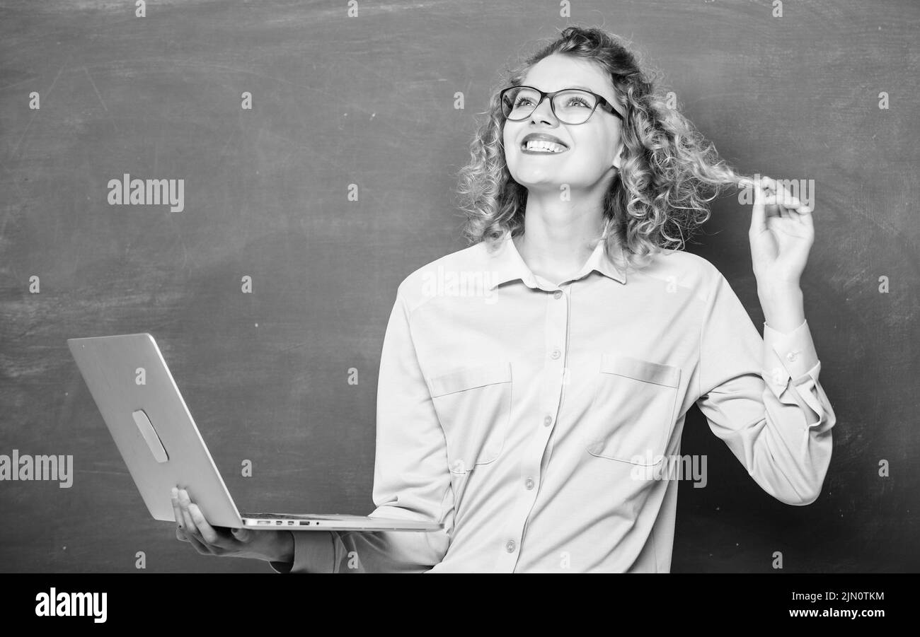 Studiare i linguaggi di programmazione. Ragazza che naviga in internet. Scuola di tecnologie digitali. Istruzione moderna. Scuola online. Carriera nel controllo della qualità del software Foto Stock