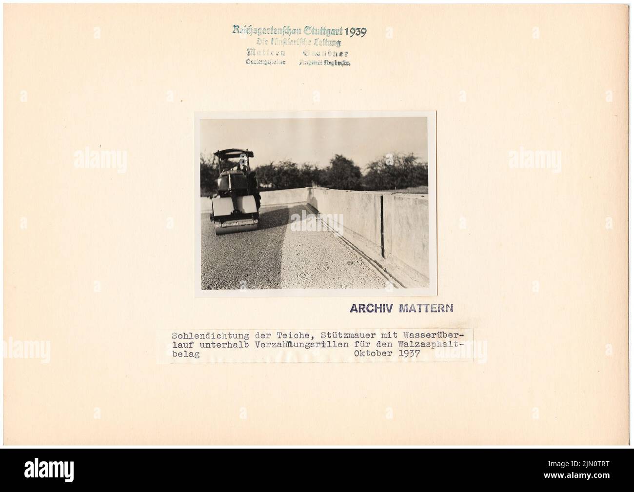 Mattern Hermann (1902-1971), Reichsgartenschau sul Killesberg a Stoccarda 1939 (10,1937): Sigillo del fondo del lago, muro di sostegno in calcestruzzo, trabocco d'acqua. Foto su cartone, 21,1 x 29,9 cm (compresi i bordi di scansione) Mattern Hermann (1902-1971): Reichsgartenschau auf dem Killesberg in Stoccarda 1939 (10,1937) Foto Stock