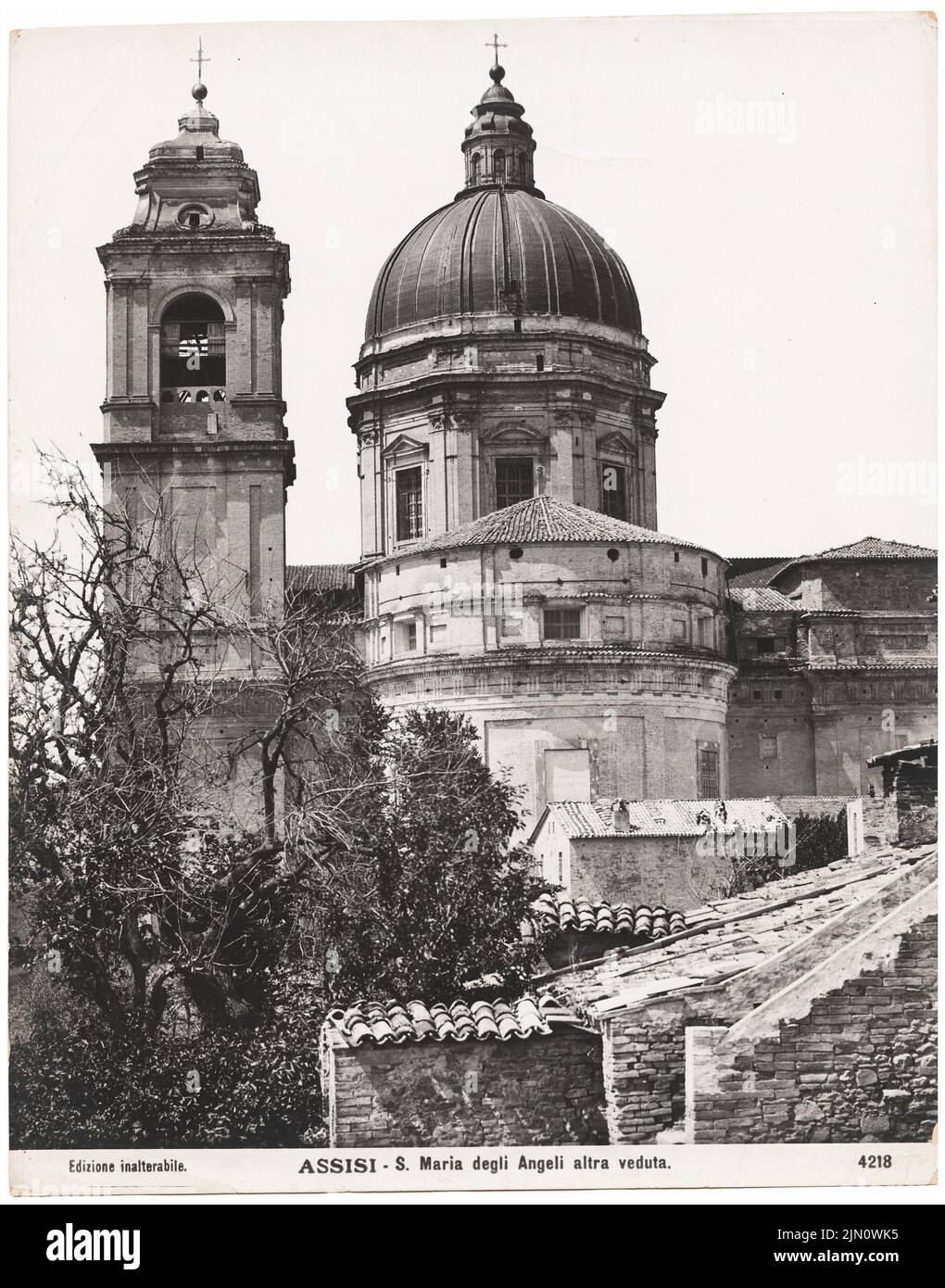 Fotografo sconosciuto, S. Maria degli Angeli ad Assisi (senza dat.): Vista. Foto, 25 x 19,7 cm (inclusi i bordi di scansione) senza bordi. Fotografa : S. Maria degli Angeli ad Assisi (ohne DAT.) Foto Stock