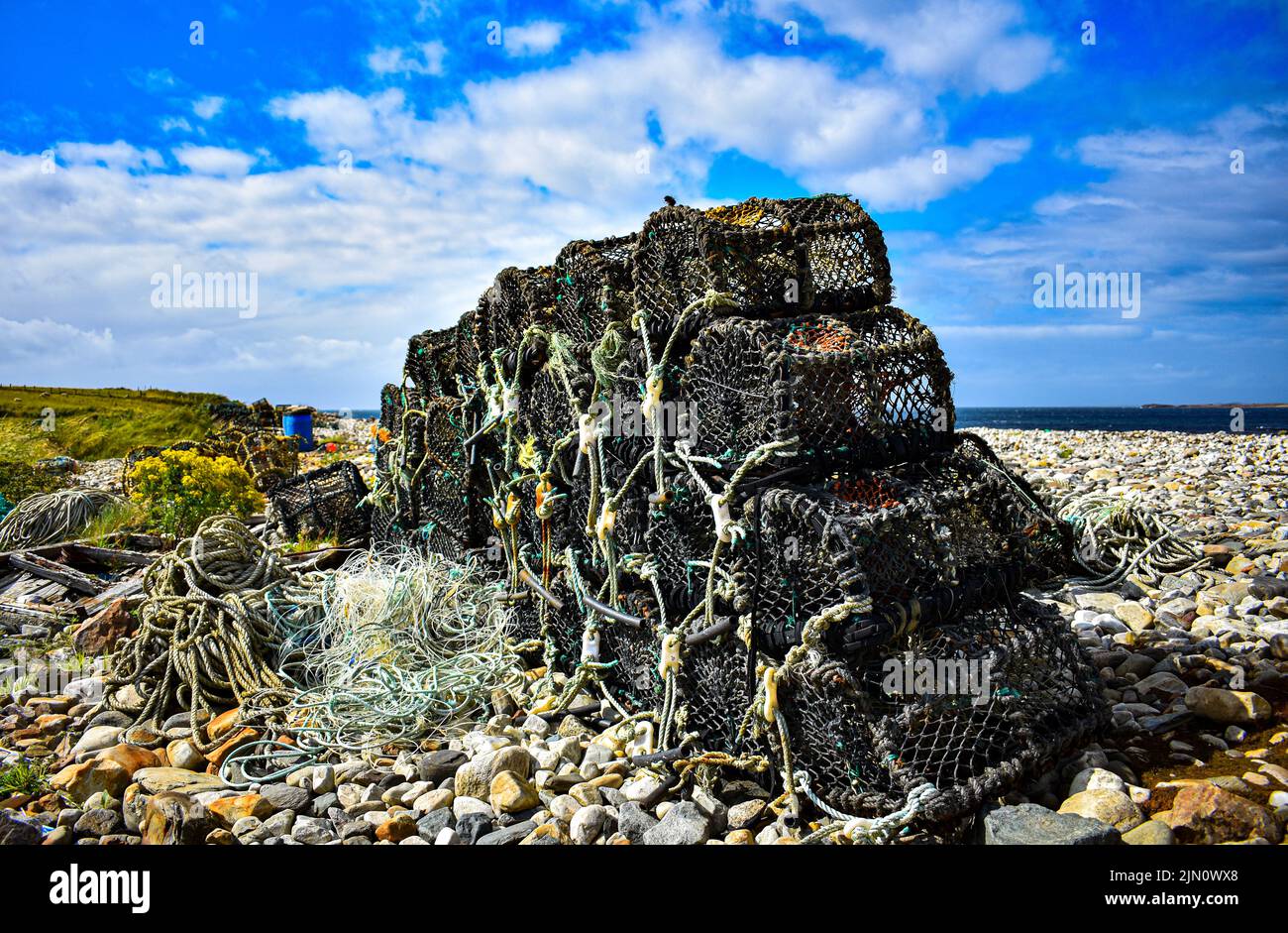 Una pila di gabbie di granchi a Magheraroarty Harbour, County Donegal, Irlanda Foto Stock