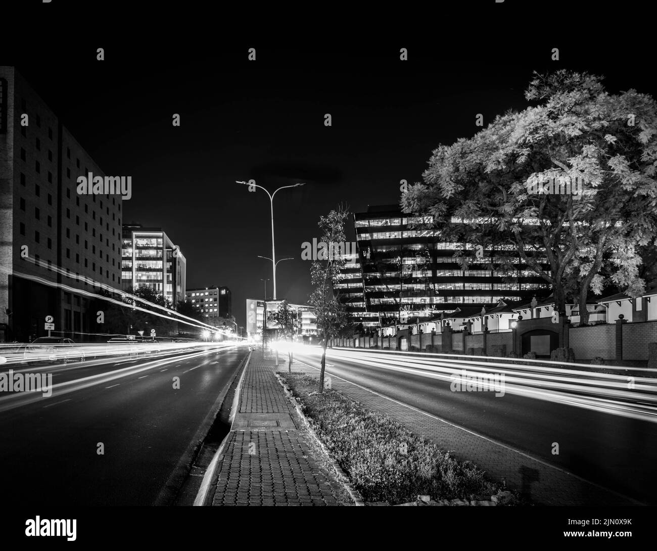 Luci di strada bianche e nere, Rosebank, Johannesburg, Sud Africa Foto Stock